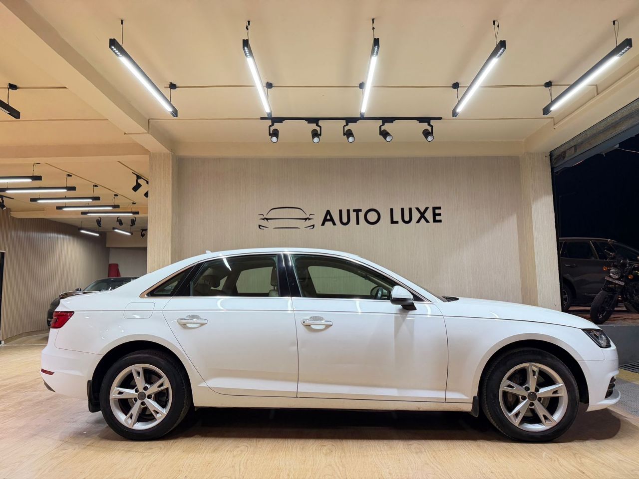 Audi A4 view 4