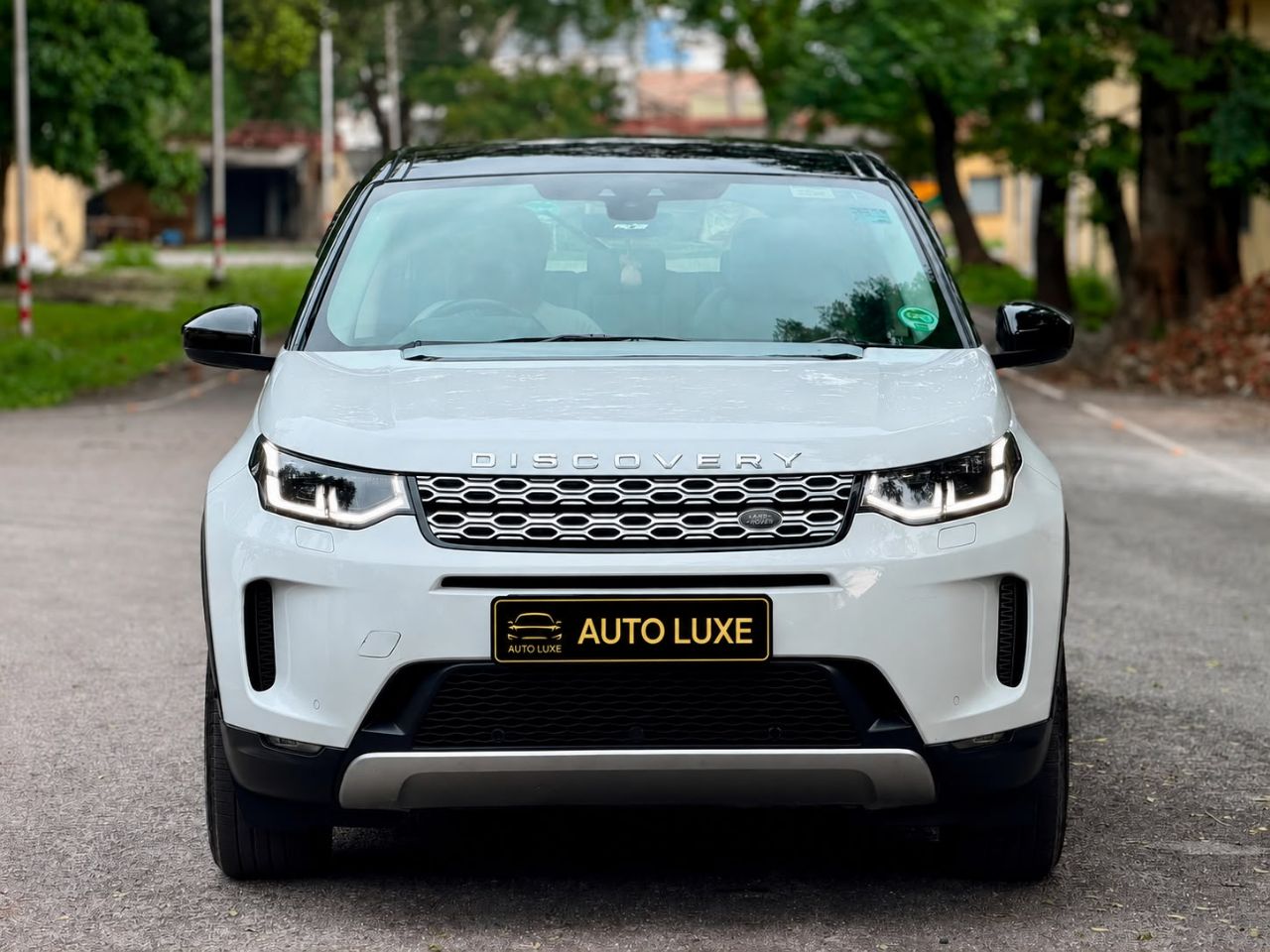 Land Rover Discovery view 3