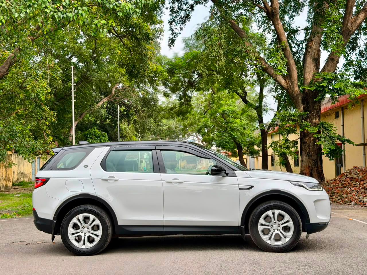 Land Rover Discovery view 5