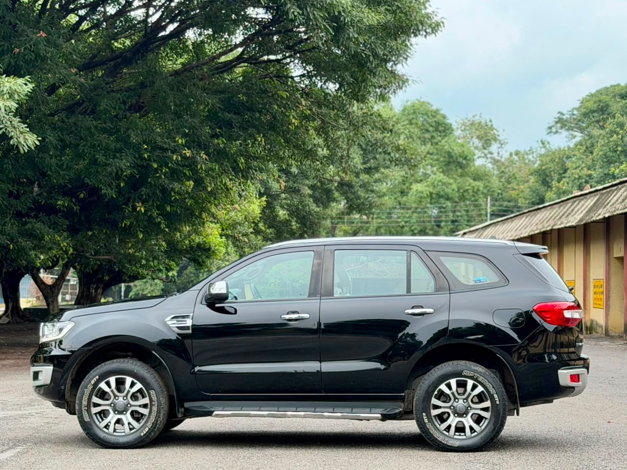 Ford Endeavour view 3