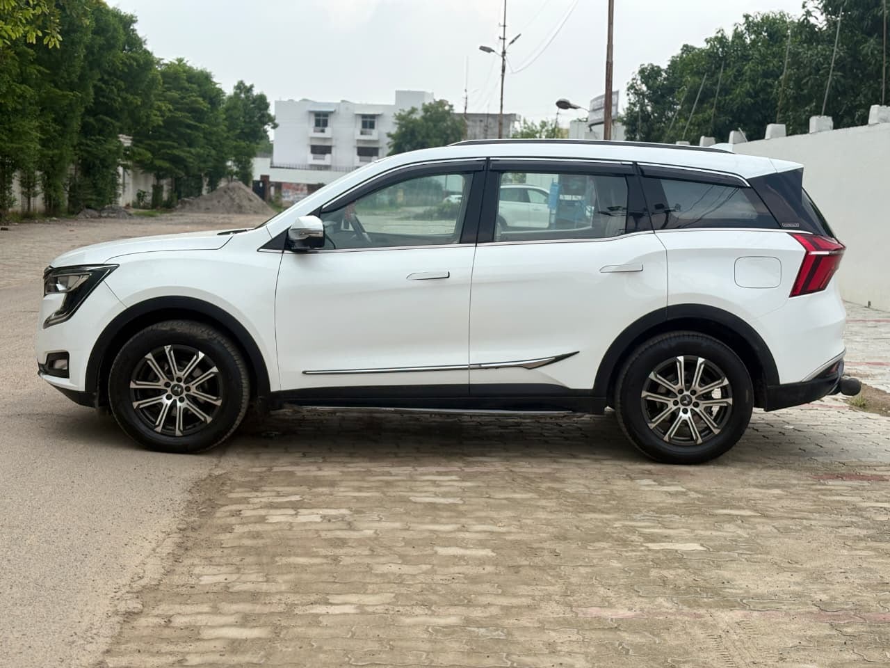Mahindra XUV 700 AX7L view 2