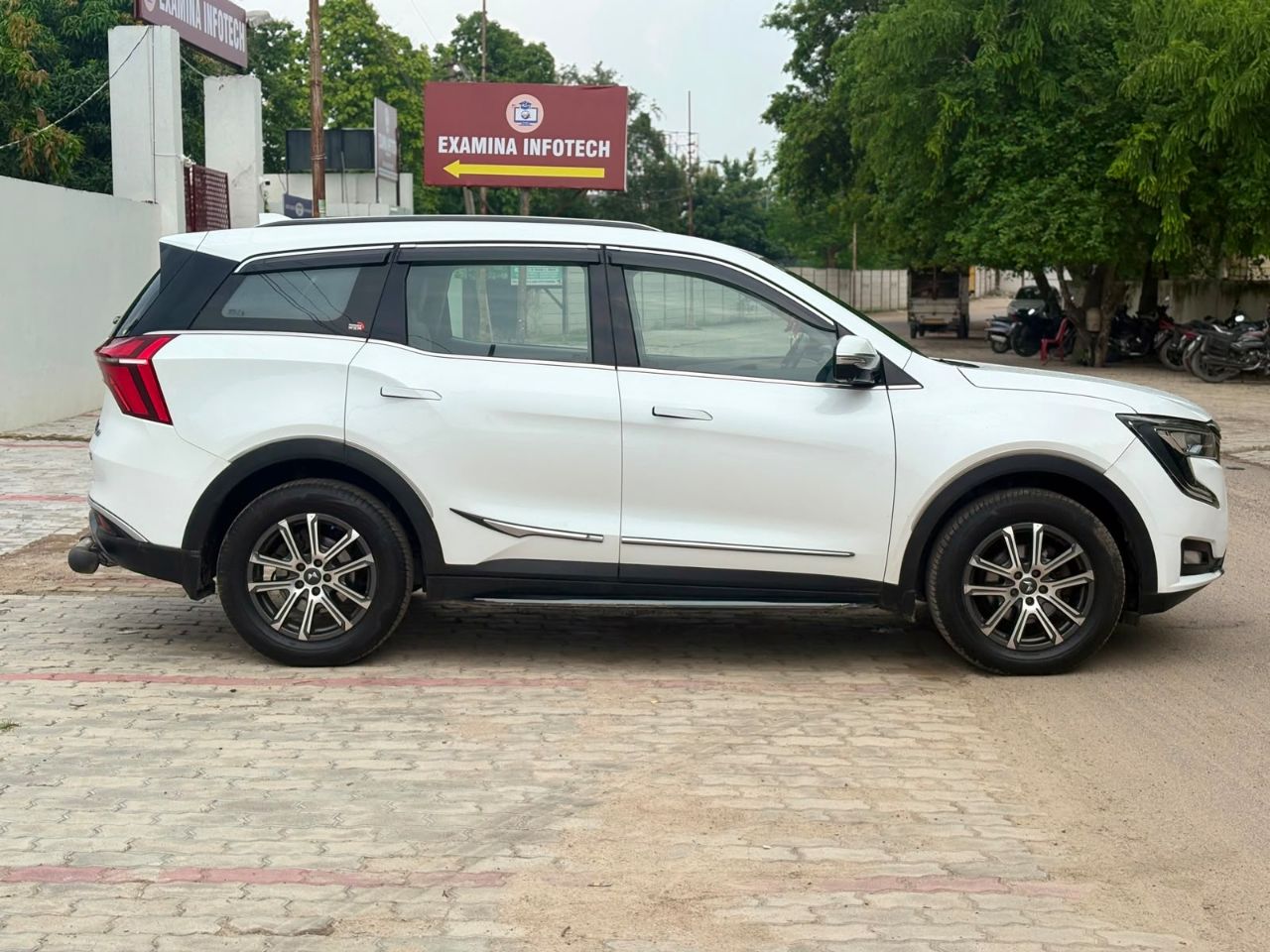 Mahindra XUV 700 AX7L view 3