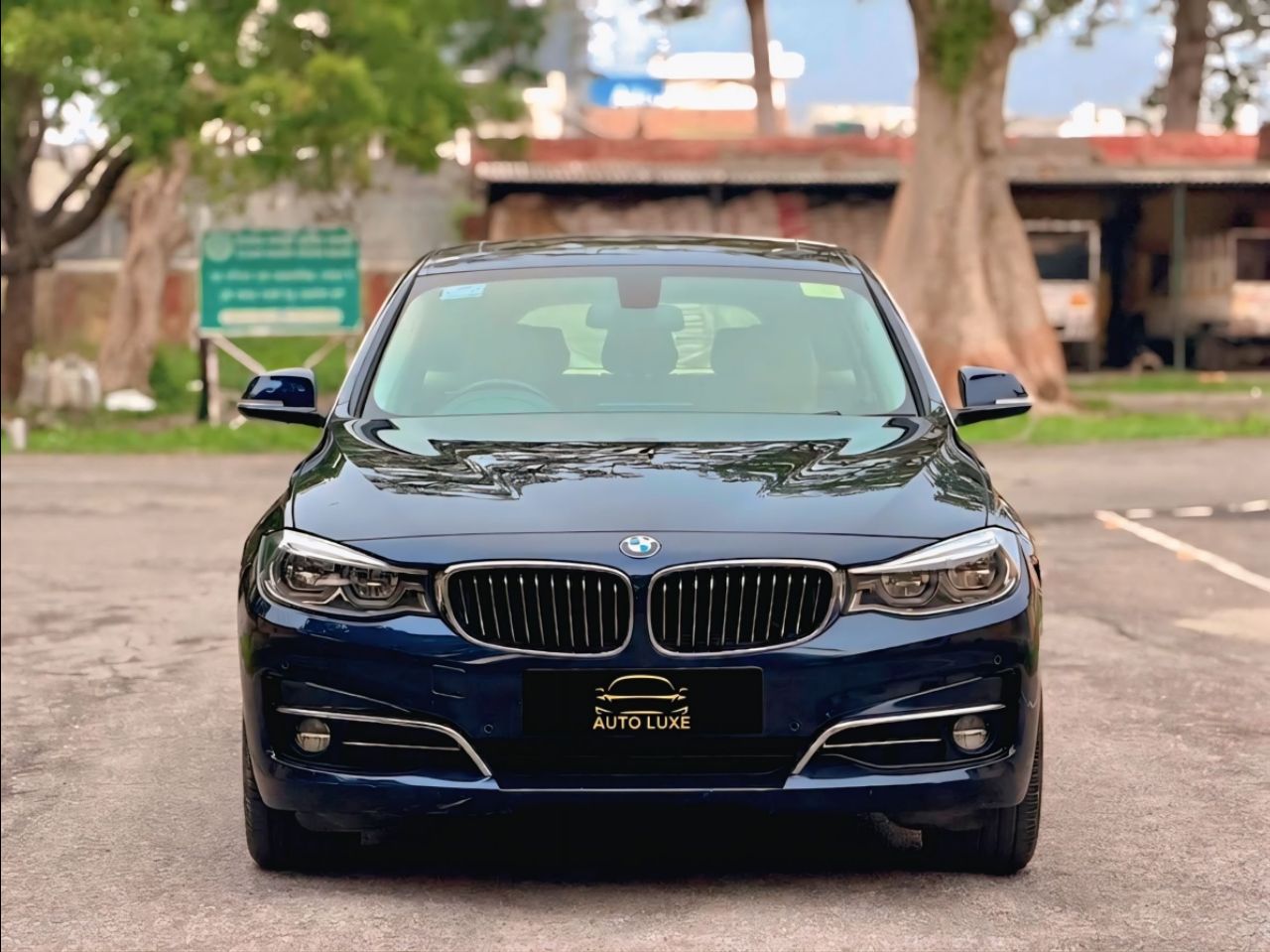 BMW 520d Luxury Line view 3
