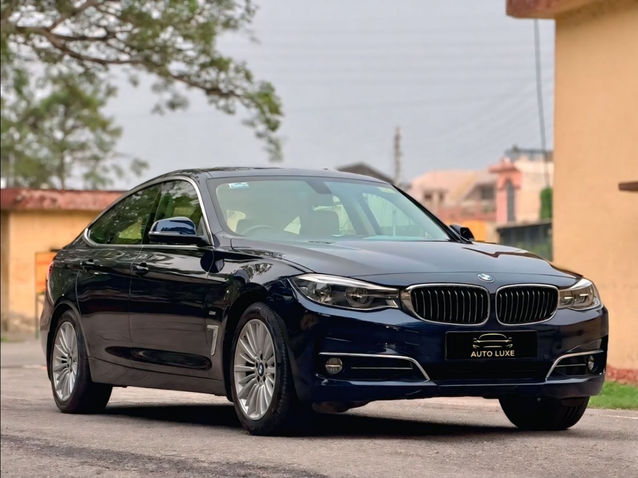 BMW 520d Luxury Line view 2