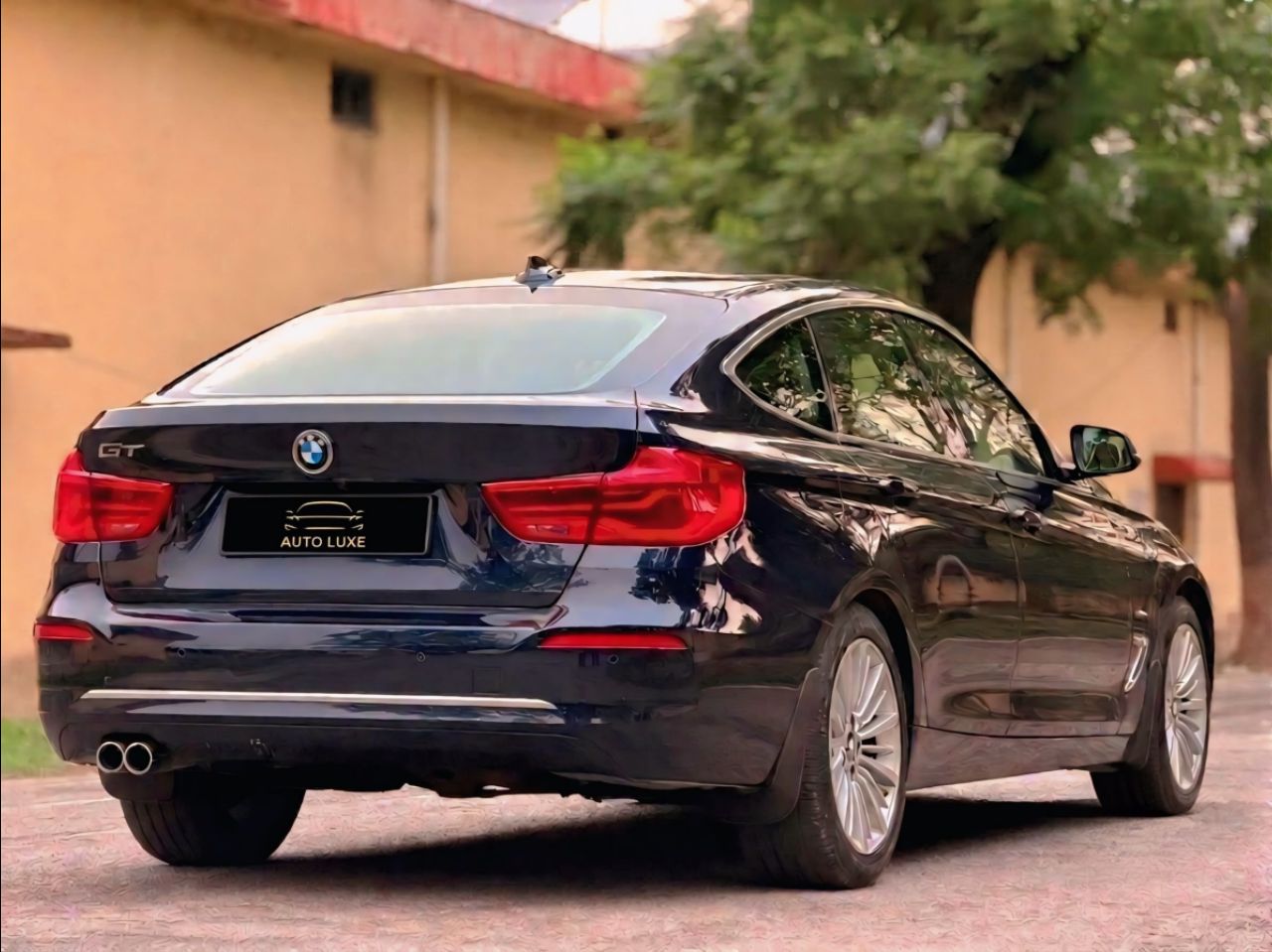 BMW 520d Luxury Line view 5