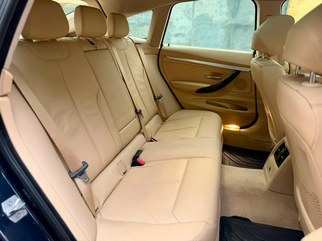 BMW 520d Luxury Line view 9
