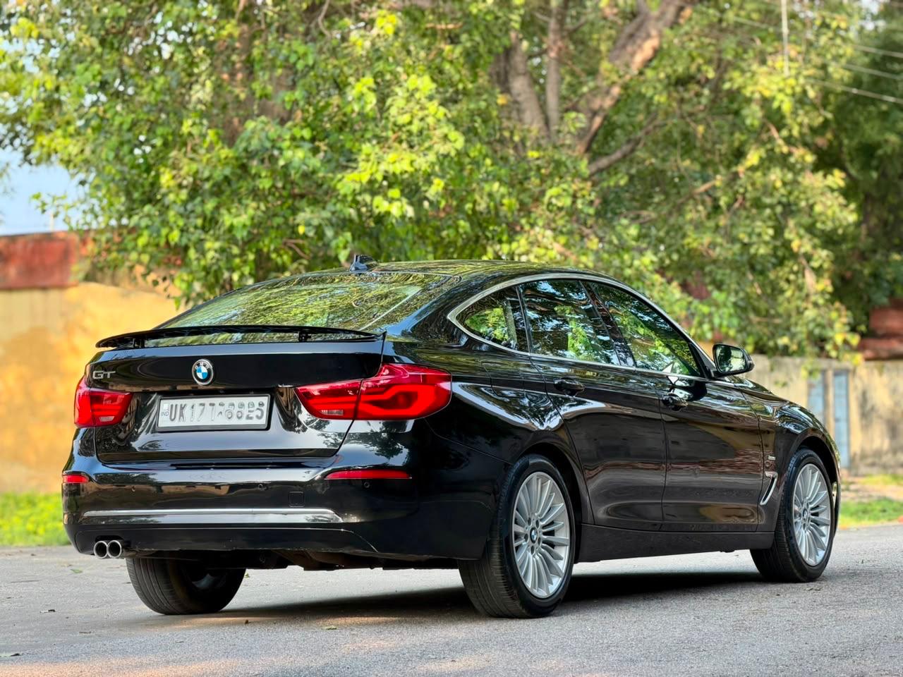 BMW 320GT 2017 view 5
