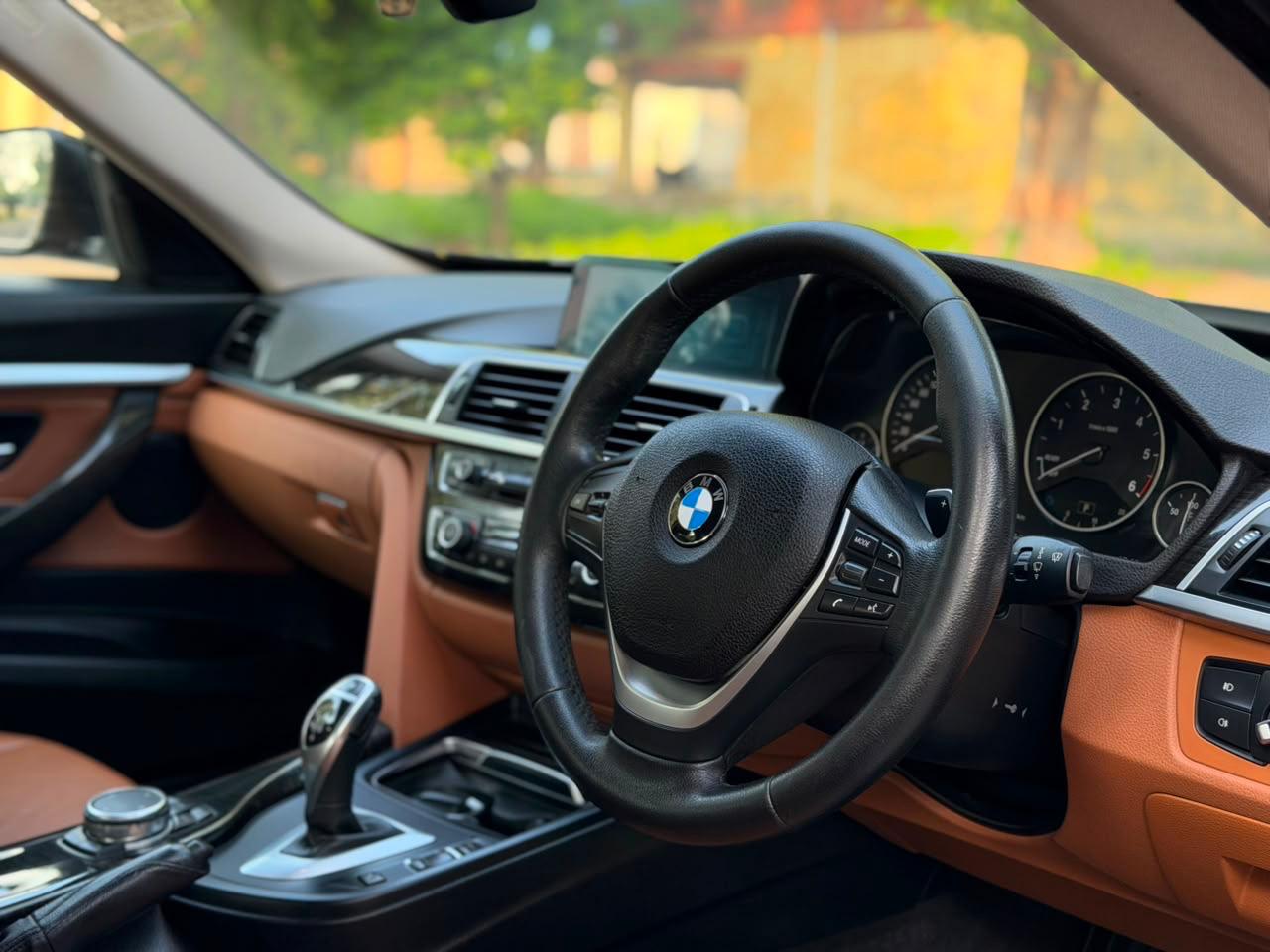 BMW 320GT 2017 view 10