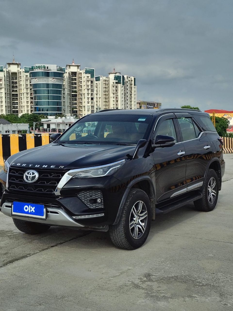 Toyota Fortuner 4X2 Automatic 2023 view 3