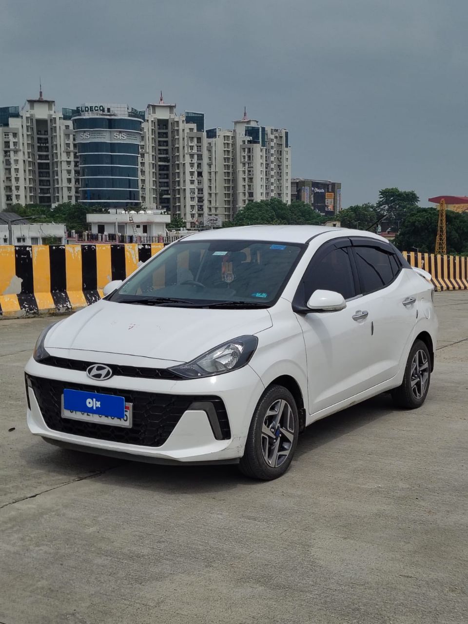 Hyundai Aura SX CNG 2023 view 3