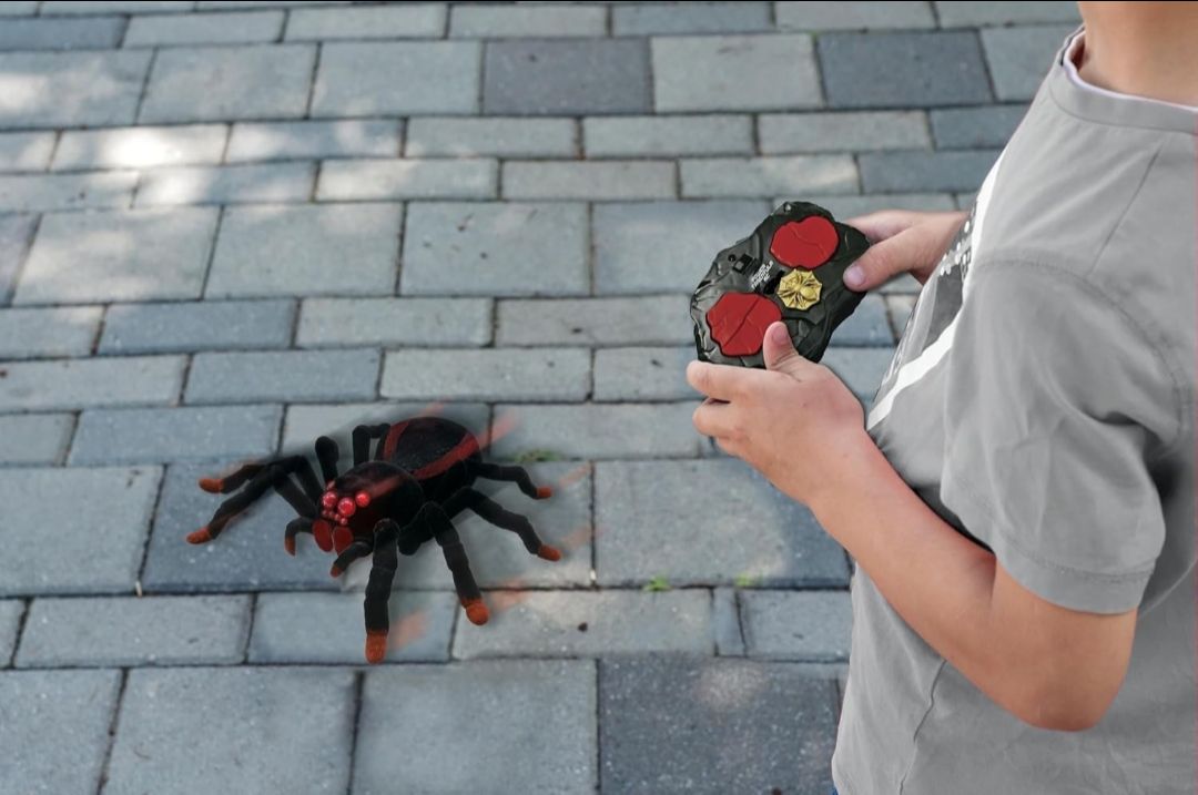Realistic Remote Controlled Tarantula/Spider, 8 Hairy Legs, 2 mandibles, Light Effects in The Eyes, Remote Control Included, SPIDER01 view 3
