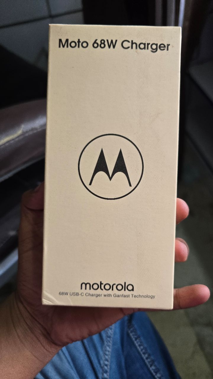 Moto 68W Charger view 2