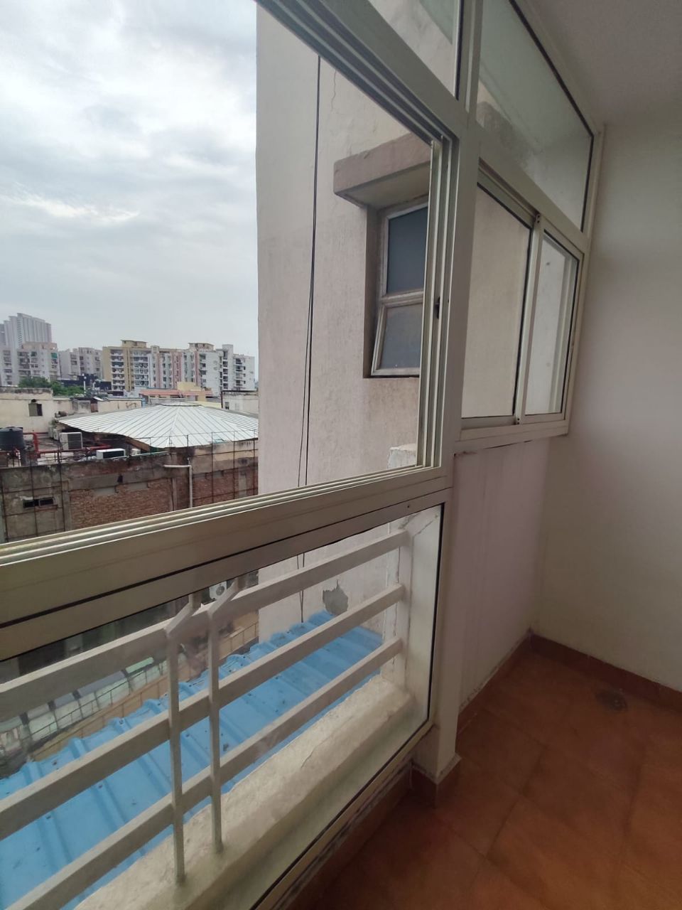 Regalia Heights
Size -1595 sqft
3bhk+3t
Unit floor - 6
Total floor - 19
Demand - 1.62cr
1 open car parking
Balcony west facing
Entry west facing
Exit east facing view 4