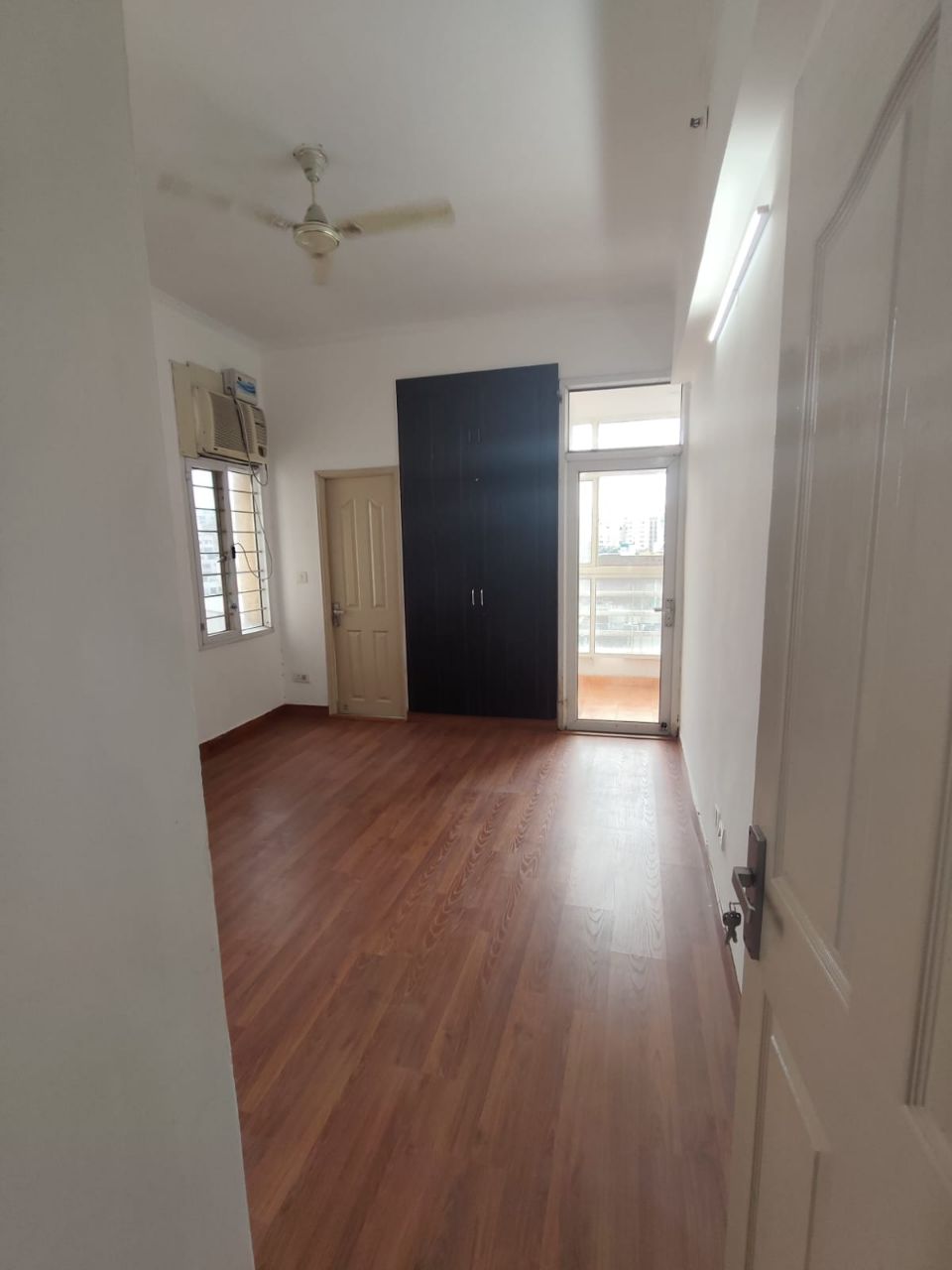 Regalia Heights
Size -1595 sqft
3bhk+3t
Unit floor - 6
Total floor - 19
Demand - 1.62cr
1 open car parking
Balcony west facing
Entry west facing
Exit east facing