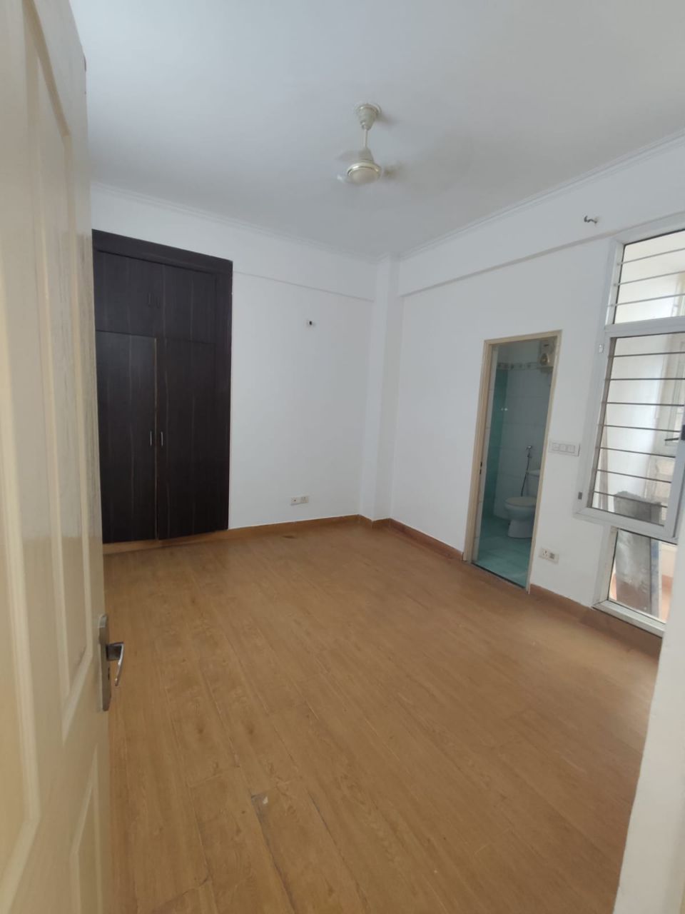 Jaipuria sunrise greens
J-505
Size-1505 sqft
3bhk+3t
East facing balcony
1 covered car parking
Unit floor - 5th
Total floor- 17
Demand- 1.71cr view 5