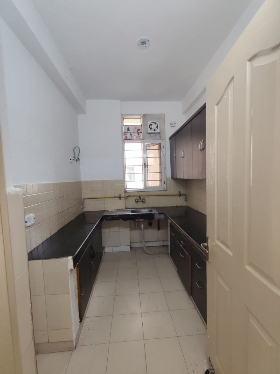 Jaipuria sunrise greens
J-505
Size-1505 sqft
3bhk+3t
East facing balcony
1 covered car parking
Unit floor - 5th
Total floor- 17
Demand- 1.71cr view 6