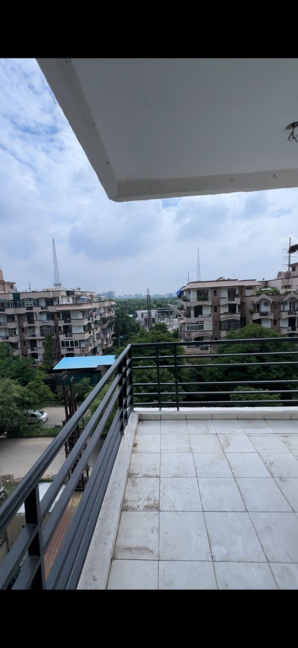 Mahagun Mansion Phase 2
Osimo 2 506
1990 sq ft
3bhk+Servant
2.38 CR view 4