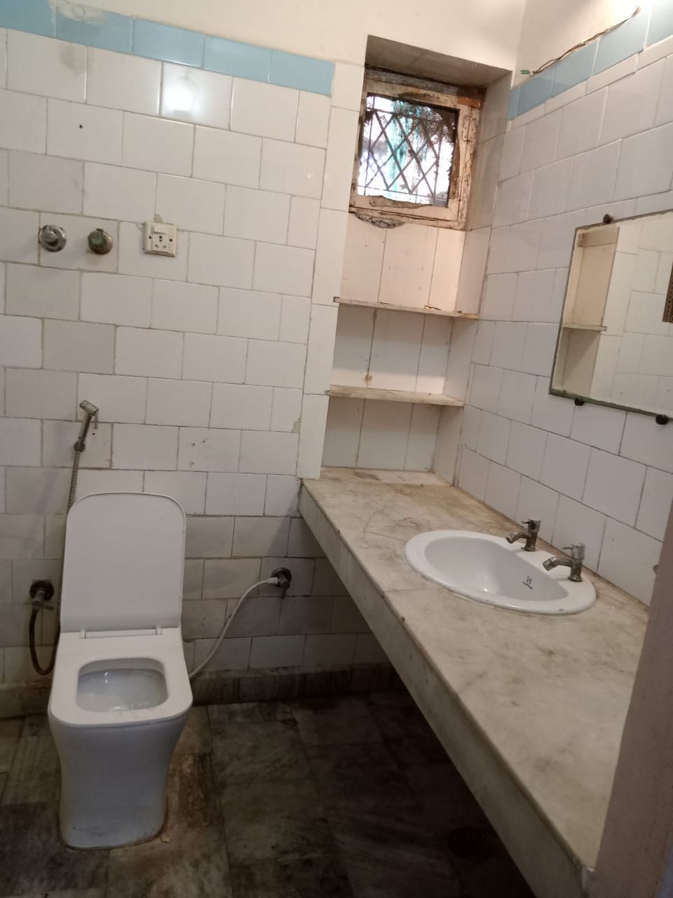 2BHK+2T
Size :960sqft
Floor:3rd
Unit no 350D
Demand 1.05cr view 8