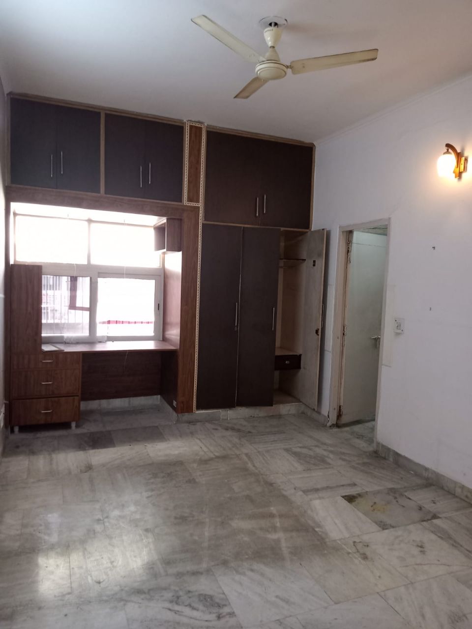 2BHK+2T
Size :960sqft
Floor:3rd
Unit no 350D
Demand 1.05cr view 5
