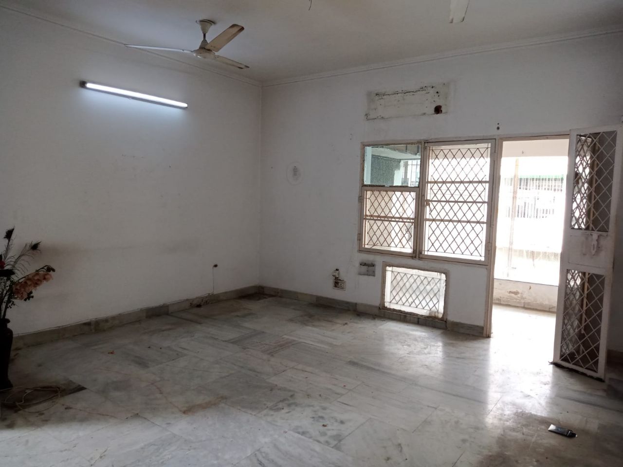 2BHK+2T
Size :960sqft
Floor:3rd
Unit no 350D
Demand 1.05cr view 6