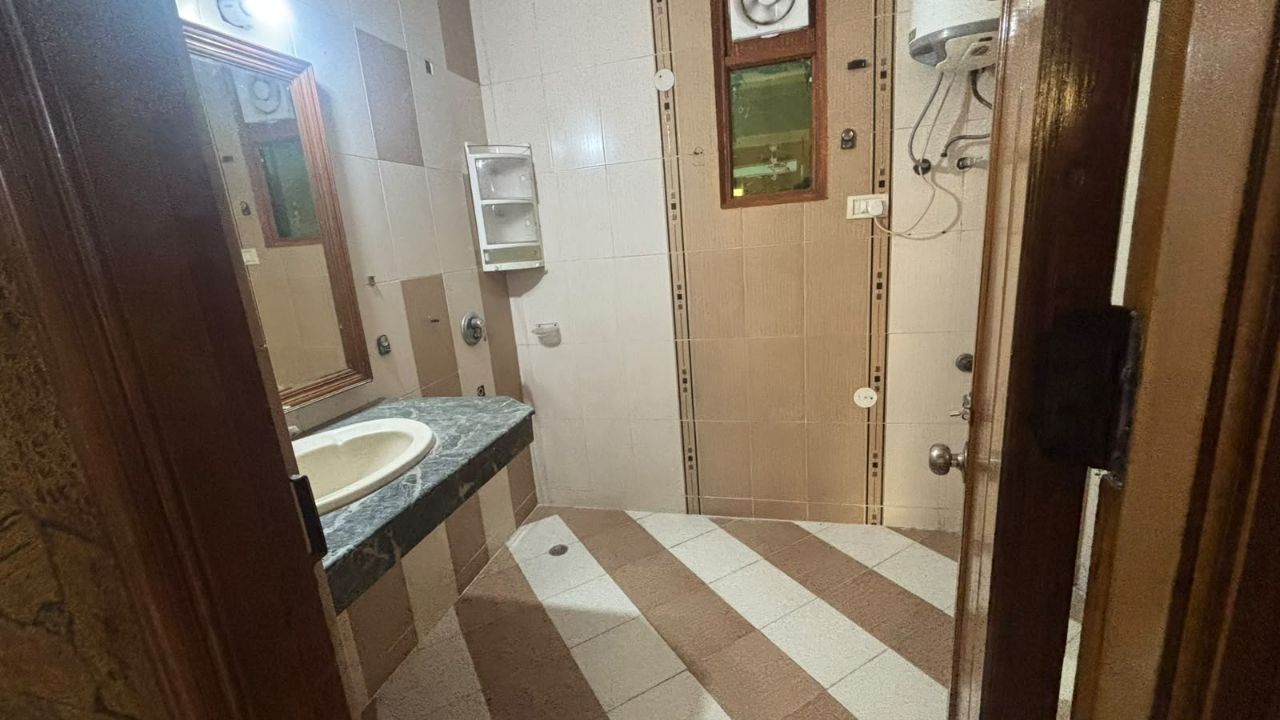 [16/10, 4:29 pm] Sharuk Malik House Eazy Ahinsha Khand 1: Shri Ram Residency 
3bhk+2toilet(1635sqft)with common terrace
6th floor
Entry - west
Exit - east
[16/10, 4:29 pm] Sharuk Malik House Eazy Ahinsha Khand 1: Demand - 1.66cr view 4