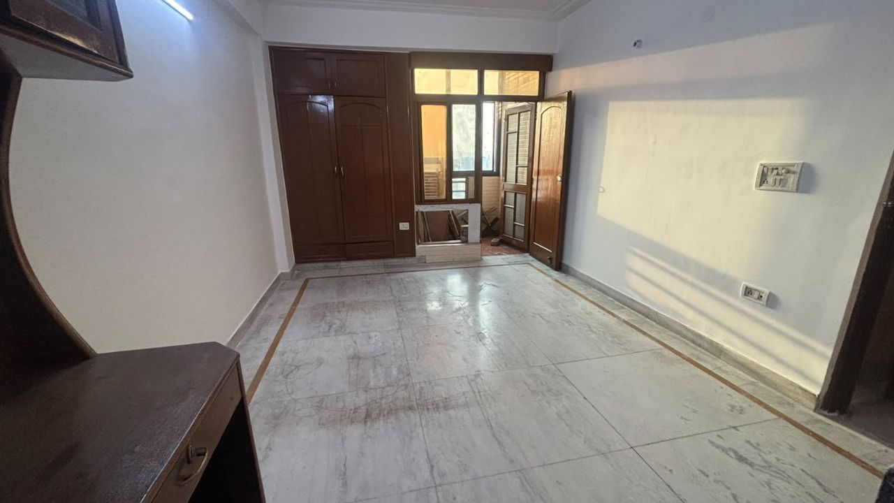 [16/10, 4:29 pm] Sharuk Malik House Eazy Ahinsha Khand 1: Shri Ram Residency 
3bhk+2toilet(1635sqft)with common terrace
6th floor
Entry - west
Exit - east
[16/10, 4:29 pm] Sharuk Malik House Eazy Ahinsha Khand 1: Demand - 1.66cr view 6