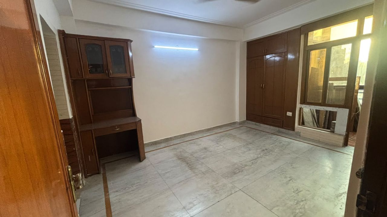 [16/10, 4:29 pm] Sharuk Malik House Eazy Ahinsha Khand 1: Shri Ram Residency 
3bhk+2toilet(1635sqft)with common terrace
6th floor
Entry - west
Exit - east
[16/10, 4:29 pm] Sharuk Malik House Eazy Ahinsha Khand 1: Demand - 1.66cr view 7