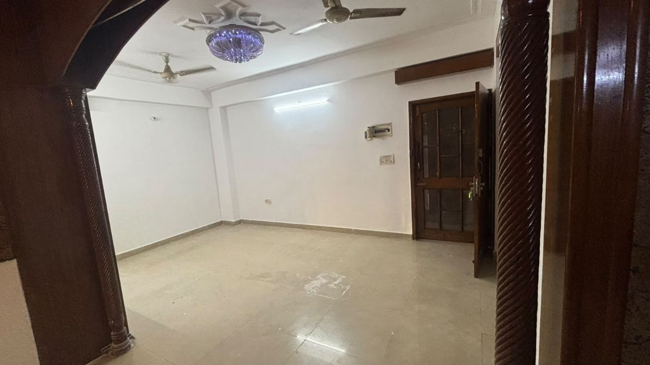 [16/10, 4:29 pm] Sharuk Malik House Eazy Ahinsha Khand 1: Shri Ram Residency 
3bhk+2toilet(1635sqft)with common terrace
6th floor
Entry - west
Exit - east
[16/10, 4:29 pm] Sharuk Malik House Eazy Ahinsha Khand 1: Demand - 1.66cr view 8