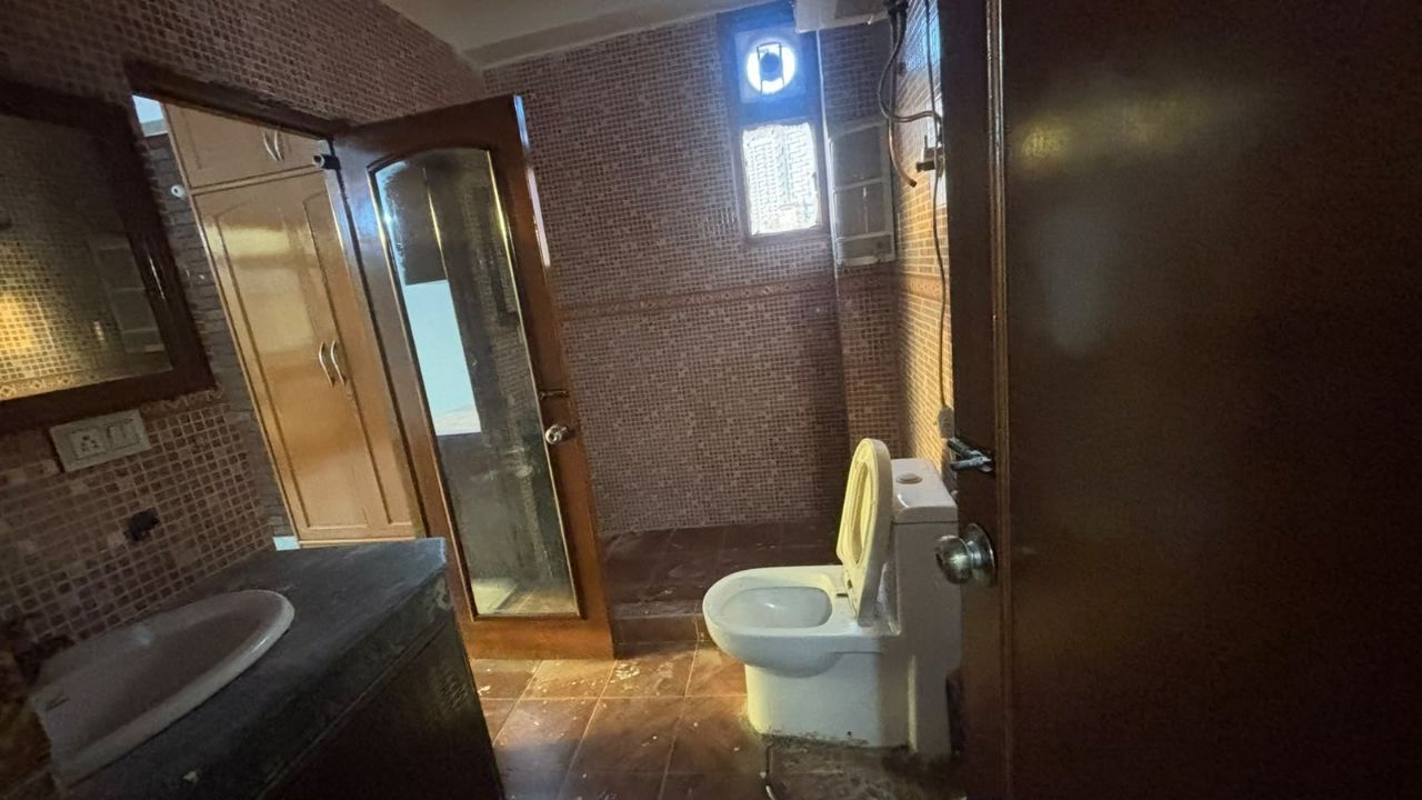 [16/10, 4:29 pm] Sharuk Malik House Eazy Ahinsha Khand 1: Shri Ram Residency 
3bhk+2toilet(1635sqft)with common terrace
6th floor
Entry - west
Exit - east
[16/10, 4:29 pm] Sharuk Malik House Eazy Ahinsha Khand 1: Demand - 1.66cr view 10
