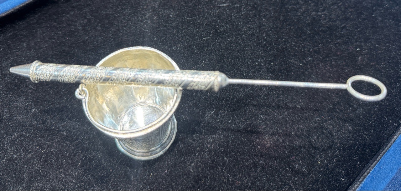 Premium Silver Holi Bucket and Pichkari Set view 4