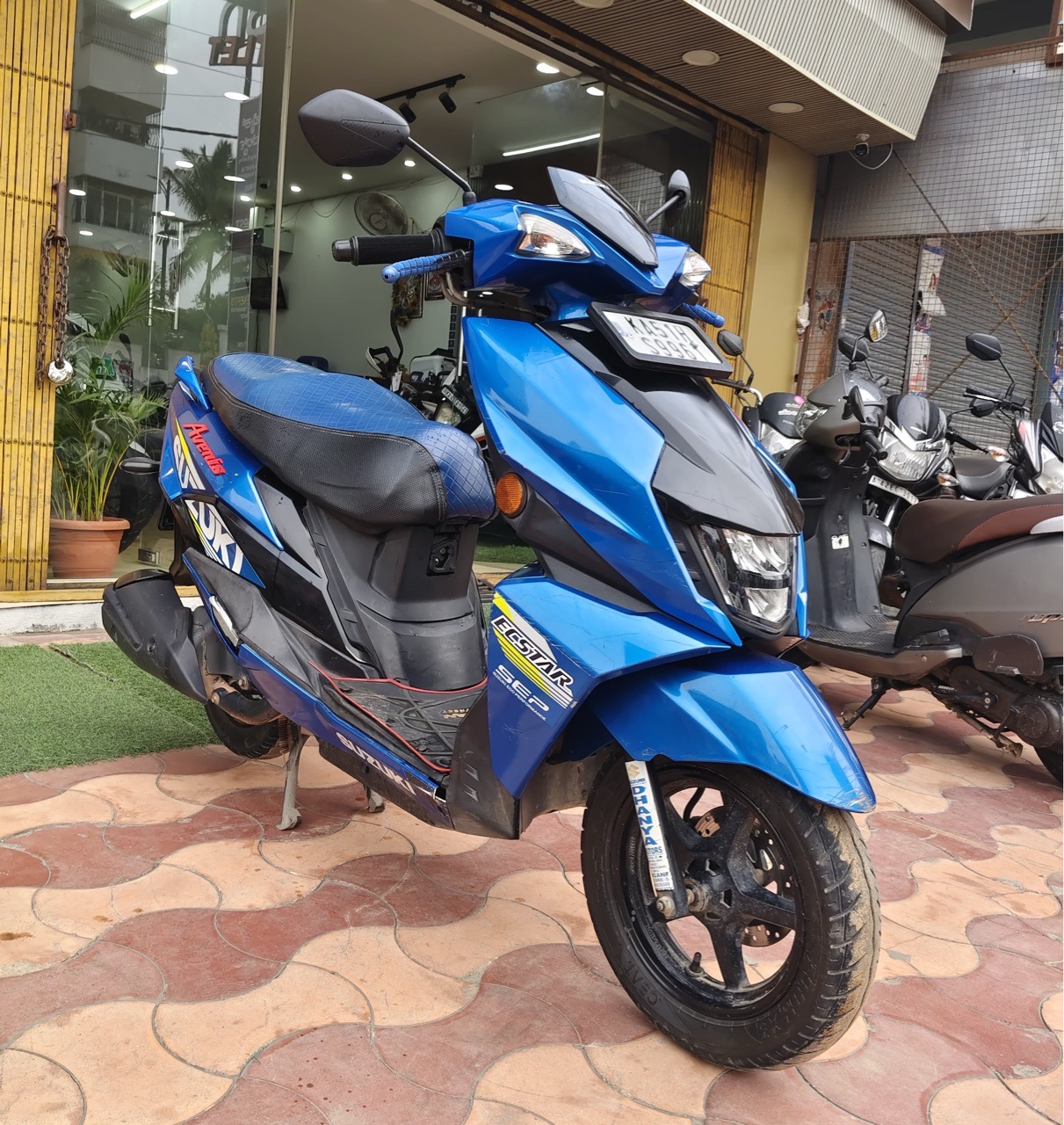 Suzuki Avenis