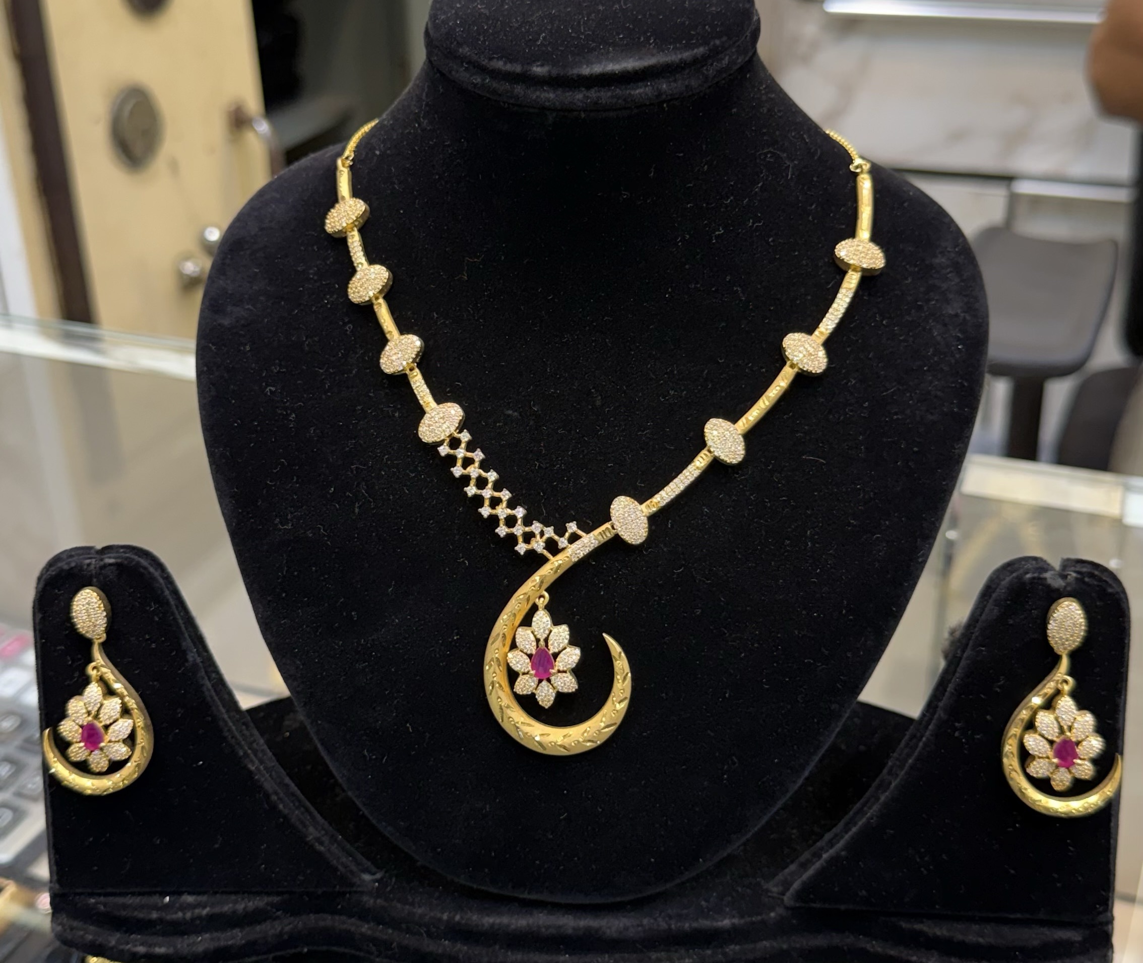 Elegant Gold Necklace and Earring Set view 2
