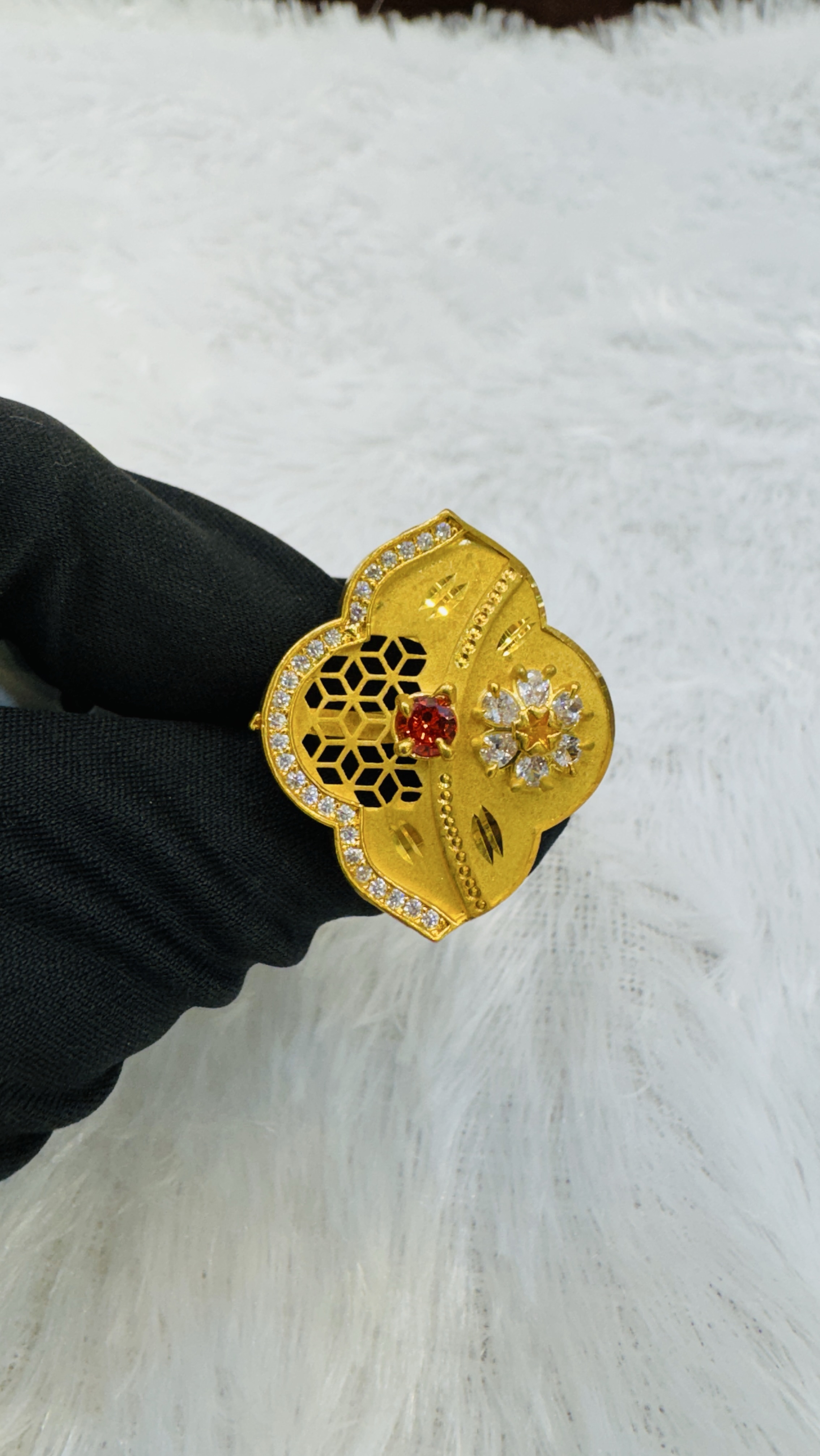 A Captivating Gold Ring view 2