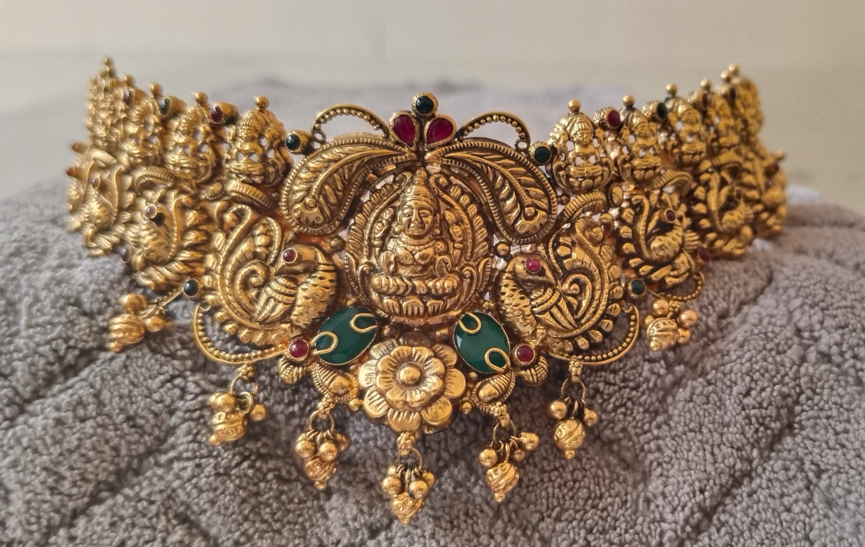 Traditional Gold Choker view 2