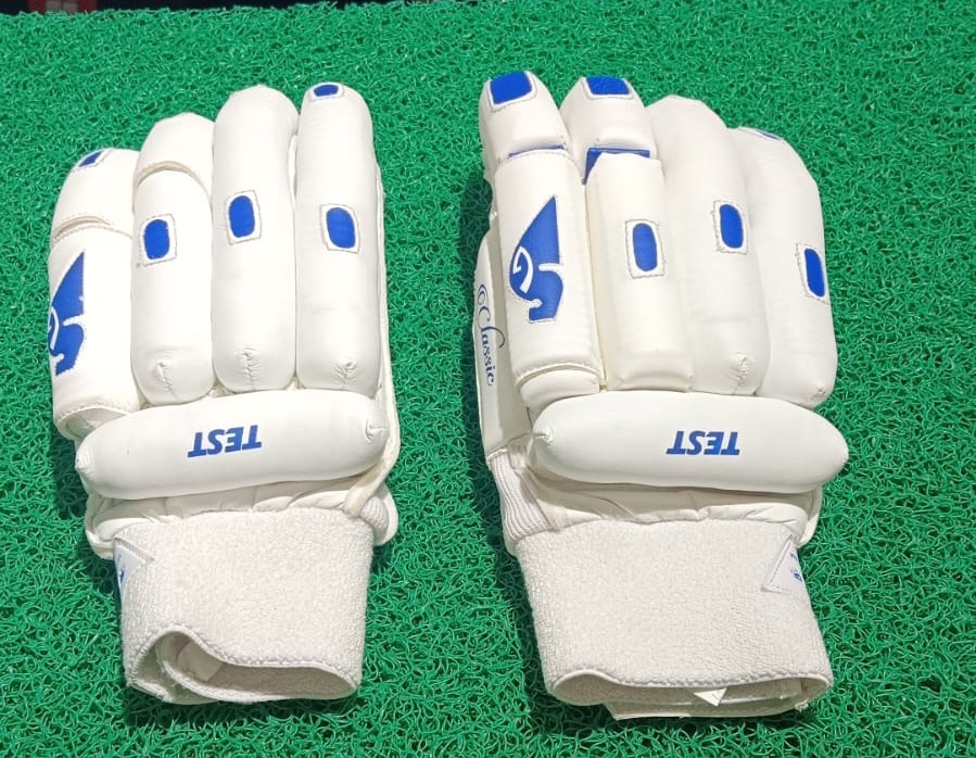 Test Classic Cricket Gloves view 2