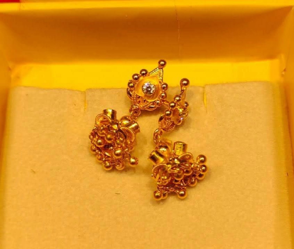Elegants Gold Earring view 2