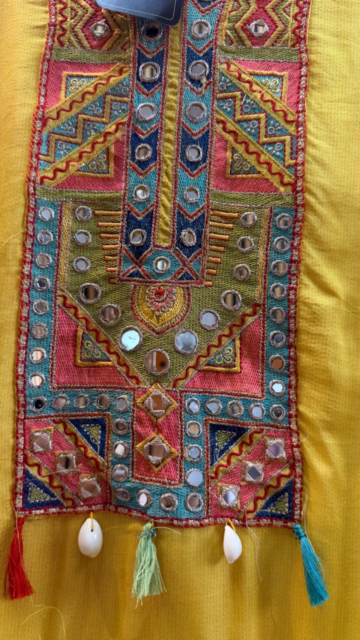Knee-Length Kurta with Pants view 3