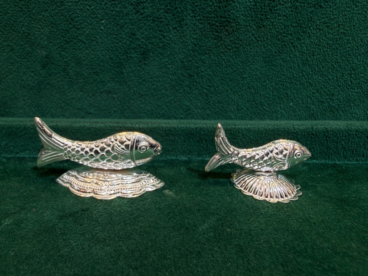 Silver Fish With Stand view 2