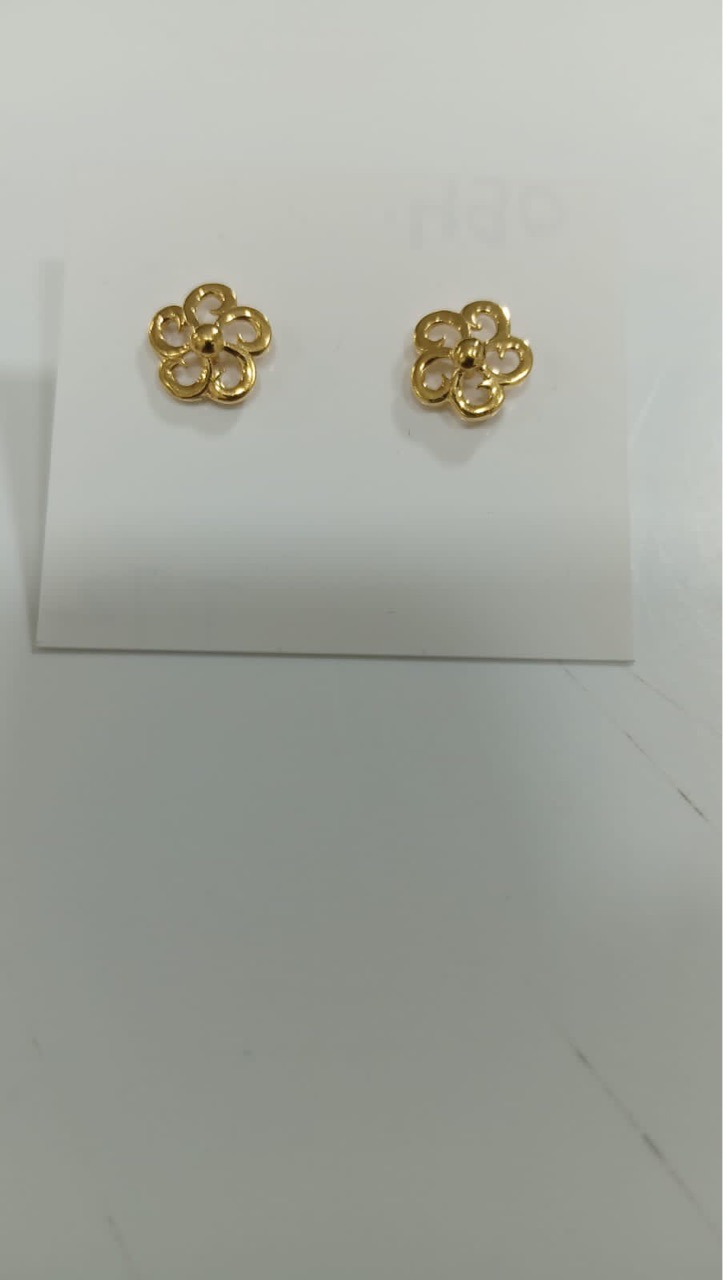 Leaf Design Earrings view 2