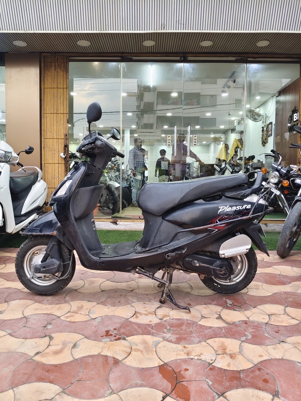 Hero Pleasure/2012 Model view 4