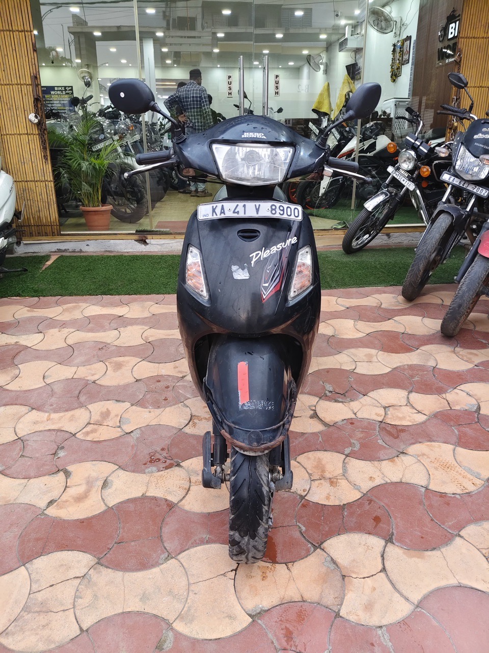 Hero Pleasure/2012 Model view 3