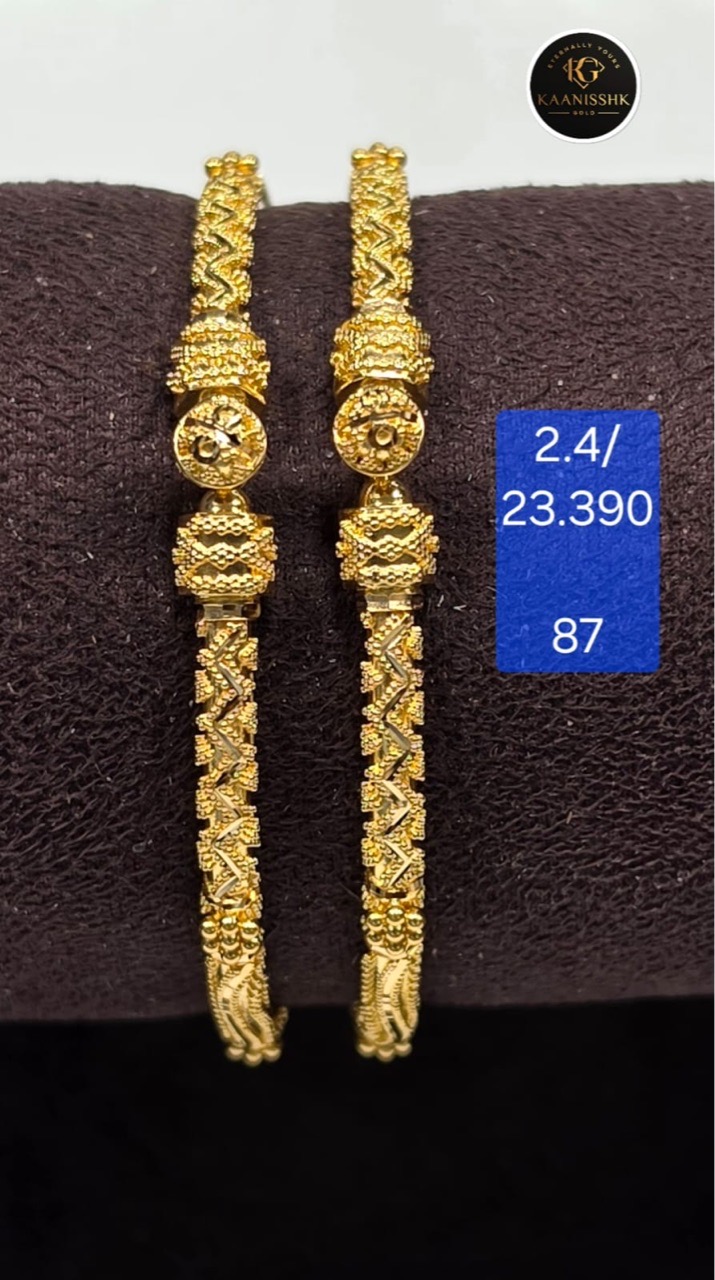 Kaanisshk Gold Bangle view 2
