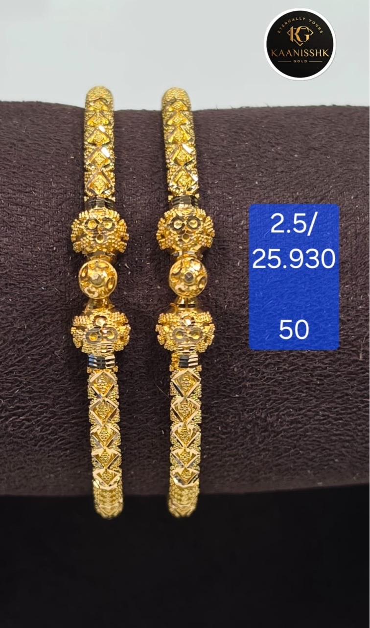 Kaanisshk Gold Bangle view 10