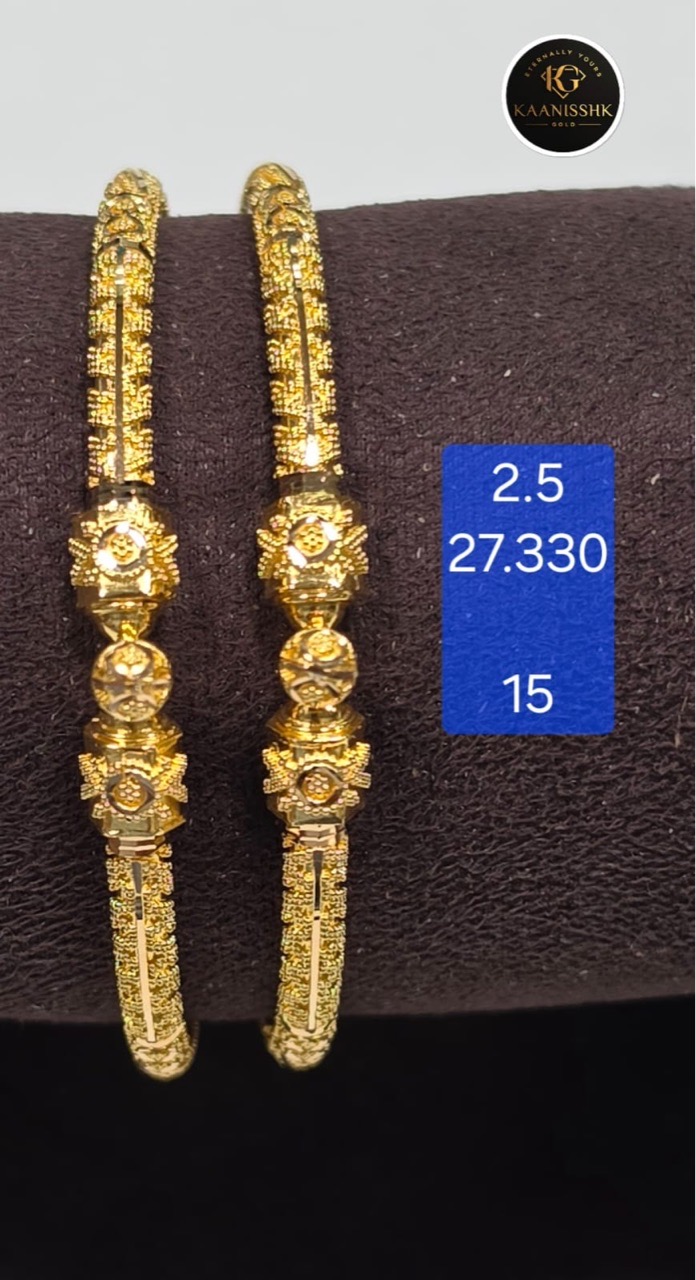 Kaanisshk Gold Bangle view 3