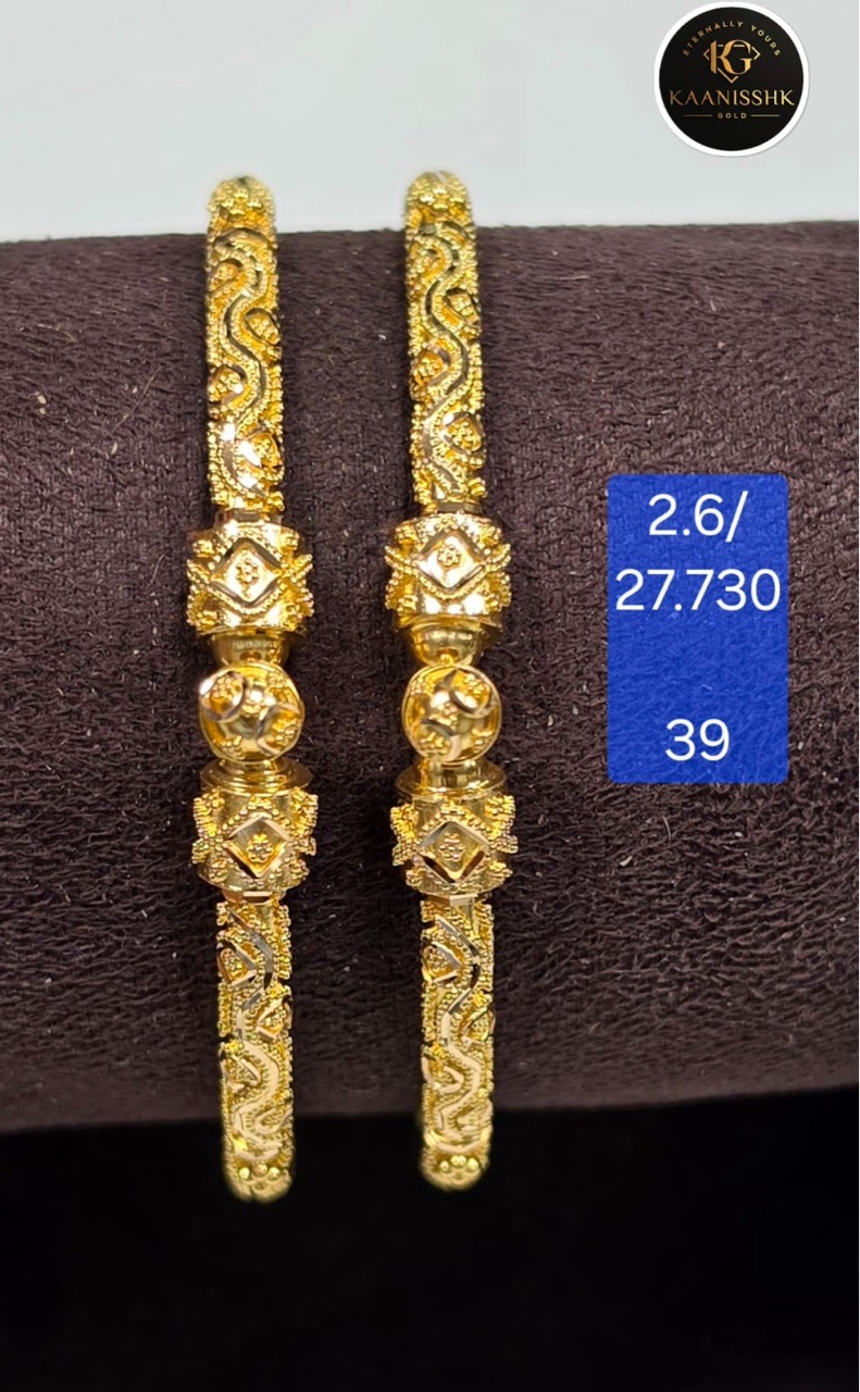 Kaanisshk Gold Bangle view 5