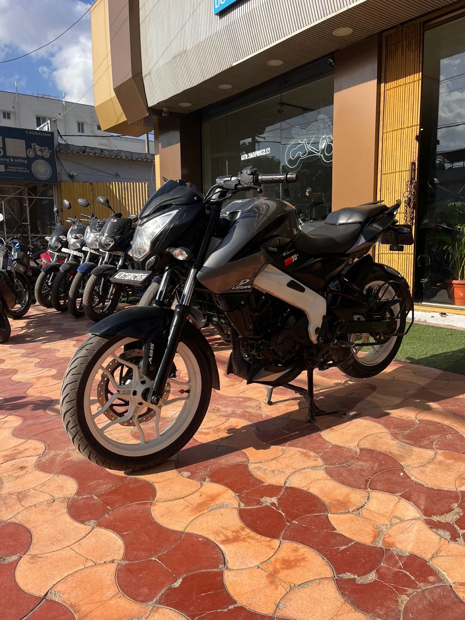 Bajaj Pulsar Ns200 / 2020 Dec Model view 3