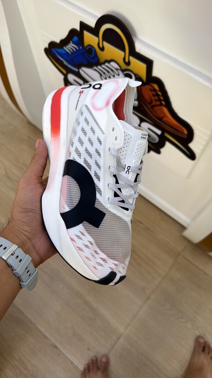 On Cloudstratus Running Shoes view 2