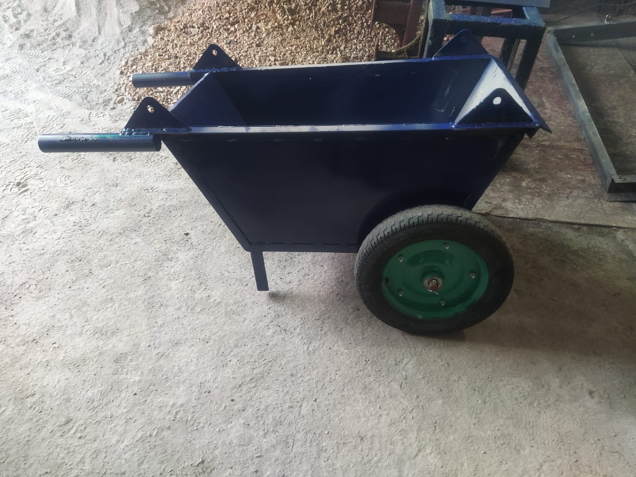 Heavy-Duty Wheelbarrow view 2