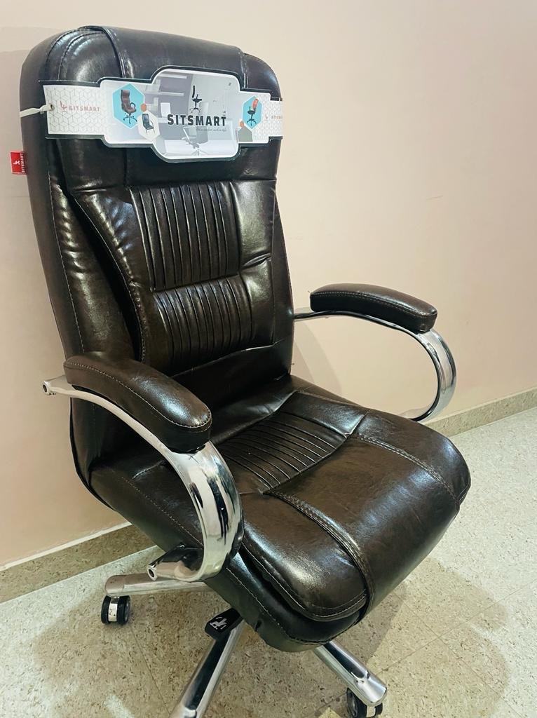 Executive Office Chair view 3